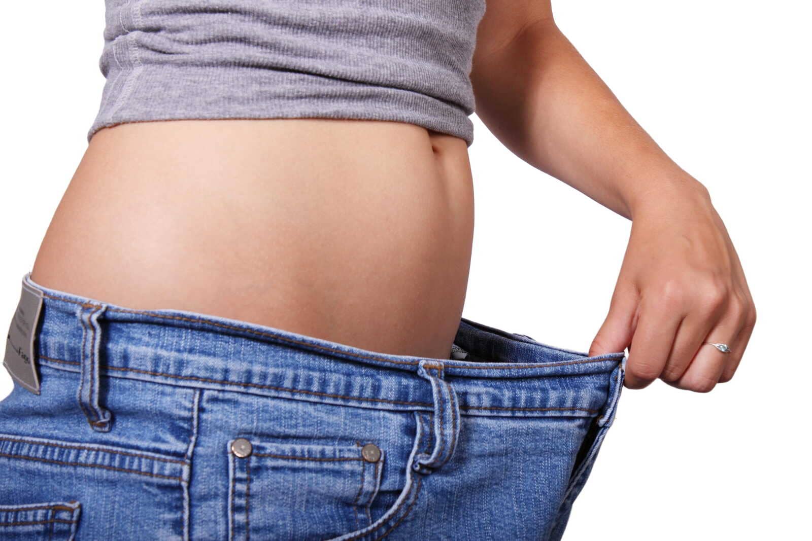 mujer mostrando como ha tonificado su cuerpo tras utilizar la máquina emsculptor